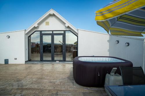 PentGarden penthouse jacuzzi in Targu Jiu
