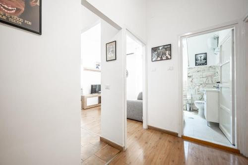 Modern Cozy Apartment 4 min Metro WiFi AC, Řím (fotografie 4)