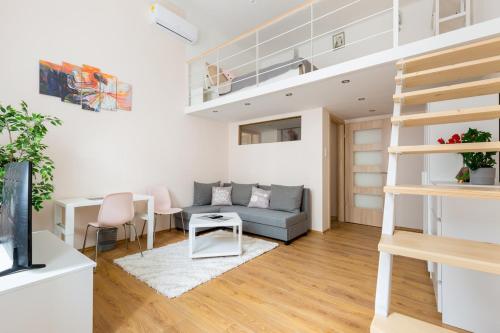 Ferenc 18 - Your Bright Inner City 3 Bedroom Home, Budapest