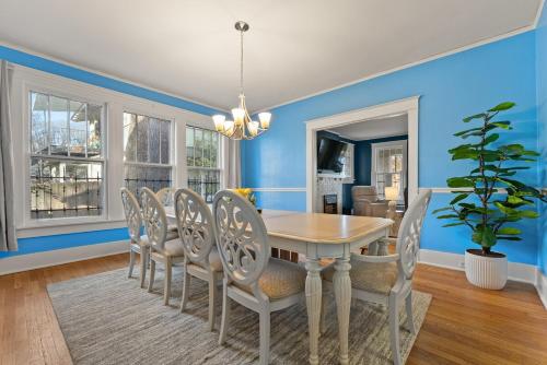 Elegant Home, Perfect for Groups with 4 King Beds near Memphis Zoo