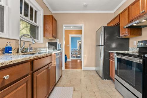 Elegant Home, Perfect for Groups with 4 King Beds near Memphis Zoo