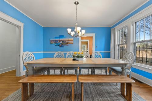 Elegant Home, Perfect for Groups with 4 King Beds near Memphis Zoo