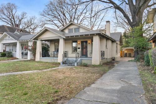 Elegant Home, Perfect for Groups with 4 King Beds near Memphis Zoo