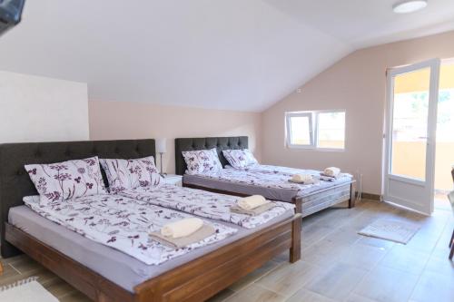 2 queen beds