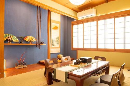 100 square meters up to 11 people Namba Direct Bus 3 mins JR Osaka Loop Line Station 8 mins Train to Namba 12 mins, USJ 30 mins Kyoto Nara OK
