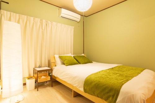 100 square meters up to 11 people Namba Direct Bus 3 mins JR Osaka Loop Line Station 8 mins Train to Namba 12 mins, USJ 30 mins Kyoto Nara OK