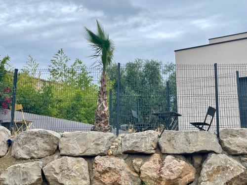 Garden, Appart Pop-Art proche autoroute, plages et attractions, Wifi - TV, deco stylee, calme in Bessan