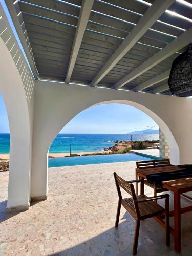 สระว่ายน้ำ, Kallisti Retreats Luxury Villas near สนามบินแห่งชาติคาร์ปาทอส ไอส์แลนด์