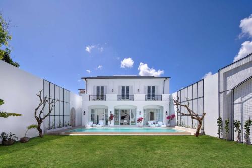 Colonial House 4BR Villa Ocean View in Berawa