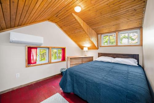 Cabin on Beautiful Arbutus Lake near Traverse City in Traverse City, USA