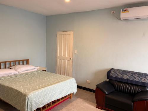 Studio Sleeps 2 with Free Parking - image 4