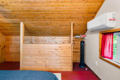 Cabin on Beautiful Arbutus Lake near Traverse City in Traverse City, USA
