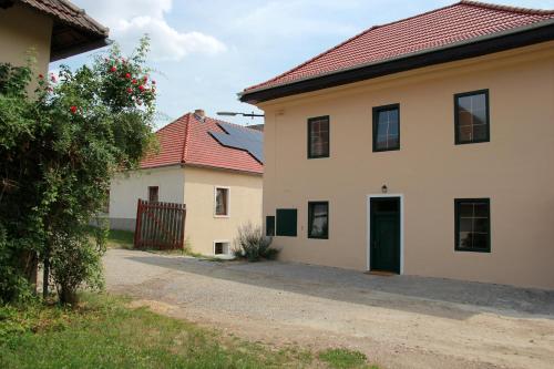 Viesnīcas āriene, Wohnen im Meierhof in Straß Im Straßertale