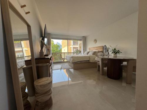 Modern Studio with Balcony, Ultra-Fast WiFi & Parking near La Défense Arena