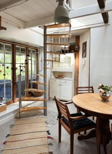 設施, Cardinalis house in 帕維洛斯塔