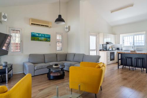 Beachside 2BR Villa with Garden & BBQ in Pervolia – khách sạn tại Perivolia