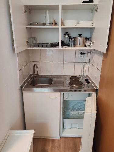 2-Bed Apartment • Ideal for Workers & Short Stays - image 5