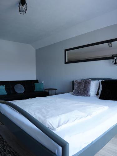 1 queen bed, 1 twin bed