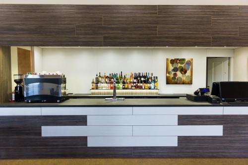 Restorāns, M1 Szekér Csárda Hotel és Étterem (M1 Szeker Csarda Hotel es Etterem) in Óbarok