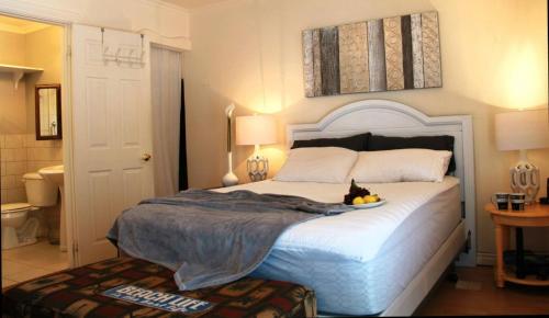 Sunset Cottage, 3 min walk to beach, sleeps 7 in Lambton Shores (ON)