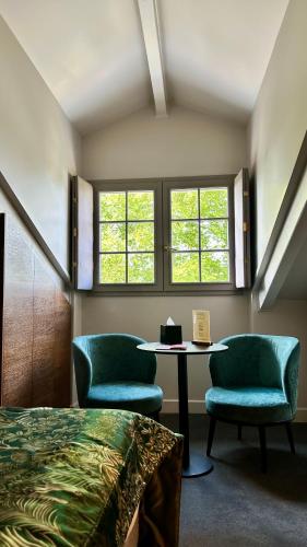 room detail thumbnail 2