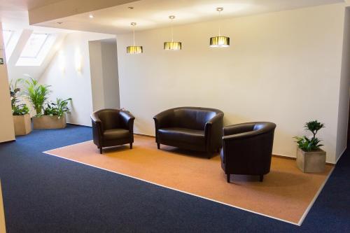 Koplietošanas atpūtas telpa ar TV, M1 Szekér Csárda Hotel és Étterem (M1 Szeker Csarda Hotel es Etterem) in Óbarok