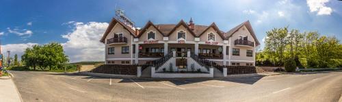 Ieeja, M1 Szekér Csárda Hotel és Étterem (M1 Szeker Csarda Hotel es Etterem) in Óbarok