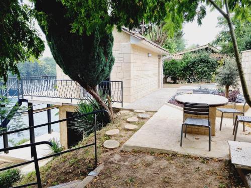 Maisonnette en bord de rivière (Maisonnette en bord de riviere) in Saint-Capraise-de-Lalinde