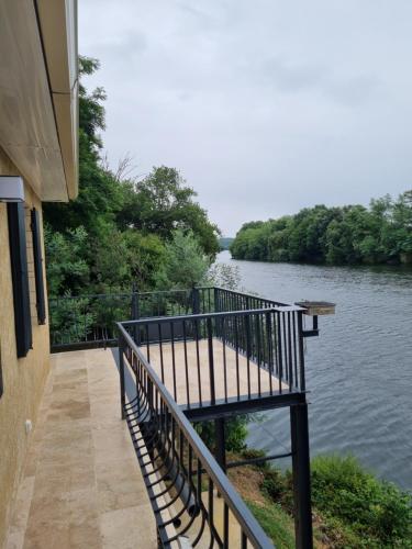Maisonnette en bord de rivière (Maisonnette en bord de riviere) in Saint-Capraise-de-Lalinde