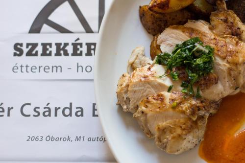 Restorāns, M1 Szekér Csárda Hotel és Étterem (M1 Szeker Csarda Hotel es Etterem) in Óbarok