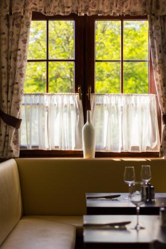 Restorāns, M1 Szekér Csárda Hotel és Étterem (M1 Szeker Csarda Hotel es Etterem) in Óbarok