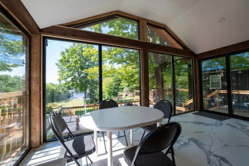 Lake Muskoka Deluxe 2-bdrm Cottage - Pier 100 #60 in Windermere (ON)