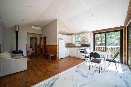 Lake Muskoka Deluxe 2-bdrm Cottage - Pier 100 #60 in Windermere (ON)