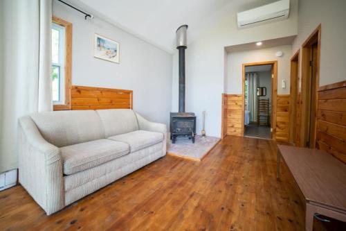 Lake Muskoka Deluxe 2-bdrm Cottage - Pier 100 #60 in Windermere (ON)