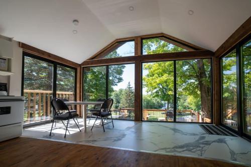 Lake Muskoka Deluxe 2-bdrm Cottage - Pier 100 #60 in Windermere (ON)