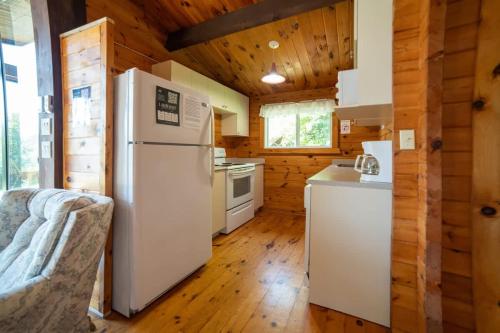 Lake Muskoka 3-bedroom Cottage - Pier 100 #30 in Windermere (ON)