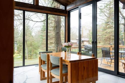 Lake Muskoka Deluxe 3-bdrm Cottage - Pier 100 #80 in Windermere (ON)