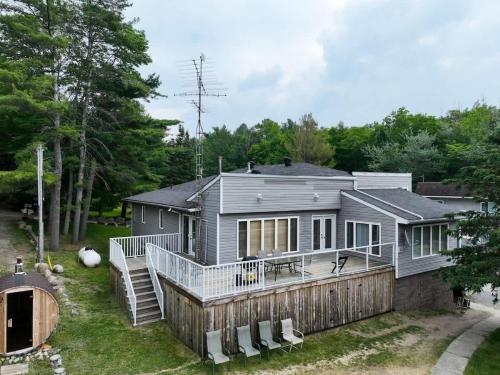 Muskoka Lakefront 4-bdrm Guest House in Windermere (ON)