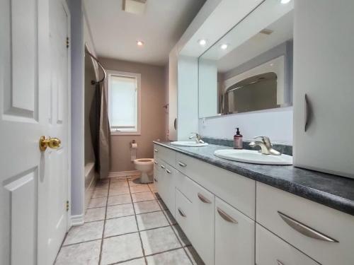 Muskoka Lakefront 4-bdrm Guest House in Windermere (ON)