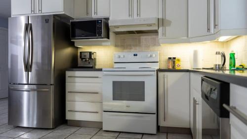 Muskoka Lakefront 4-bdrm Guest House in Windermere (ON)