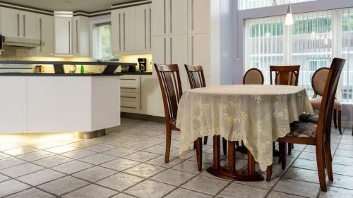 Muskoka Lakefront 4-bdrm Guest House in Windermere (ON)