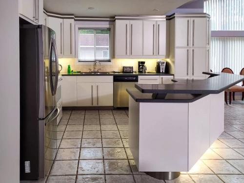 Muskoka Lakefront 4-bdrm Guest House in Windermere (ON)