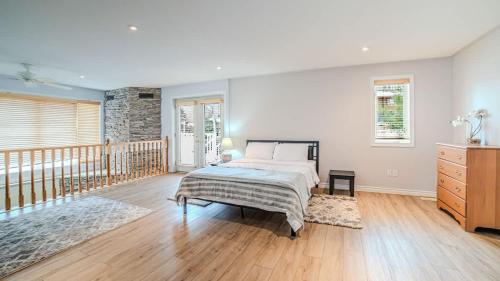 Muskoka Lakefront 4-bdrm Guest House in Windermere (ON)