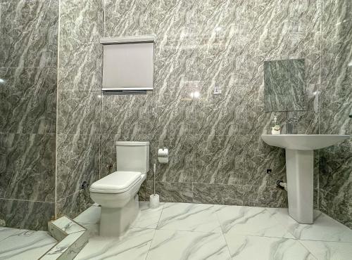 Fürdőszoba, The Bedrock Apartment near Nnamdi Azikiwe nemzetközi repülőtér