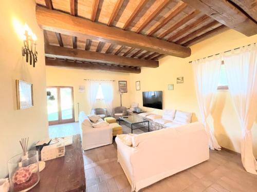 Detached villa - sleeps 10 - pool - pergola - playground for children - wifi in San Damiano