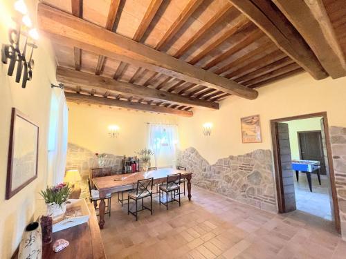 Detached villa - sleeps 10 - pool - pergola - playground for children - wifi in San Damiano