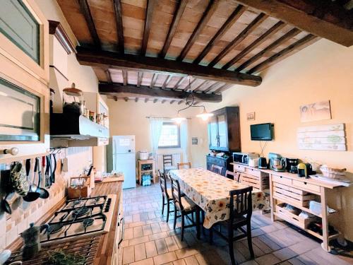 ห้องครัว, Sleeps 10 Magnificent detached villa - poolgroundsgames room Exc yours Wifi in ซาน ดาเมียโน