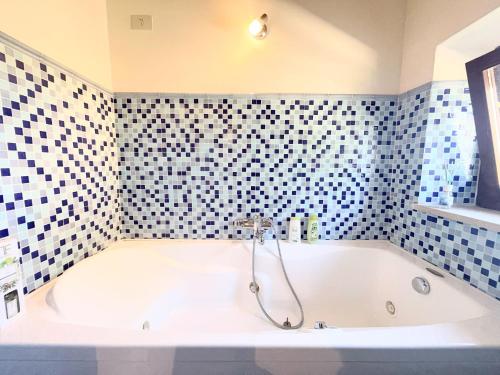 ห้องน้ำ, Sleeps 10 Magnificent detached villa - poolgroundsgames room Exc yours Wifi in ซาน ดาเมียโน