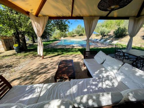 Faciliteiten, Detached villa - sleeps 10 - pool - pergola - playground for children - wifi in San Damiano