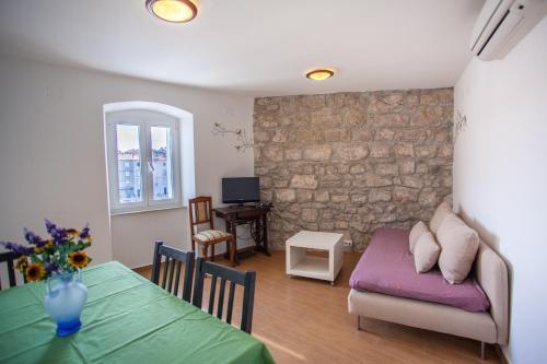  Apartment Pogled na luku, Unterkunft in Cres